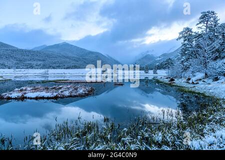Sheep Lakes - EIN Panoramablick auf Sheep Lakes in der Dämmerung nach einem Schneesturm im Frühling. Rocky Mountain National Park, Colorado, USA. Stockfoto