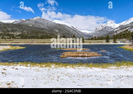 Sheep Lakes - EINE frühmorgendliche Ansicht der Sheep Lakes nach einem Schneesturm über Nacht. Rocky Mountain National Park, Colorado, USA. Stockfoto