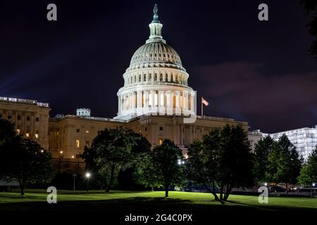 Das Kapitol bei Nacht - EINE Nachtansicht der Westseite des US-Kapitolgebäudes. Washington, D.C., USA. Stockfoto