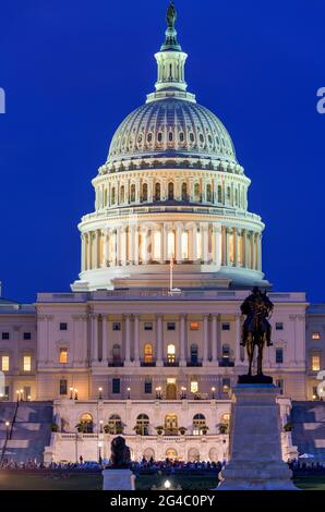 Das Kapitol bei Nacht - NAHAUFNAHME der Westfront des US-Kapitolgebäudes, gegen einen klaren blauen Sommernachthimmel, Washington, D.C., USA. Stockfoto