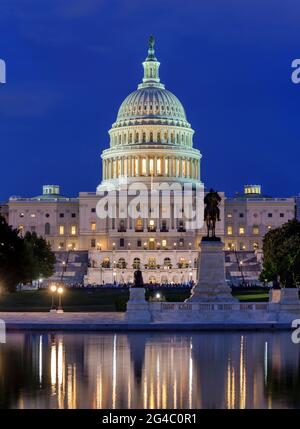 Das Kapitol - BLICK in die Abenddämmerung auf die Westseite des US-Kapitolgebäudes, mit dem Ulysses S. Grant Memorial und dem reflektierenden Pool vor dem Gebäude, Washington, D.C., USA. Stockfoto