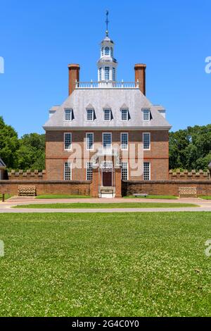 Governor's Palace - EINE vertikale Ansicht der Vorderfassade des Governor's Palace, der Heimat der Royal Governors von Virginia. Williamsburg, VA, USA. Stockfoto