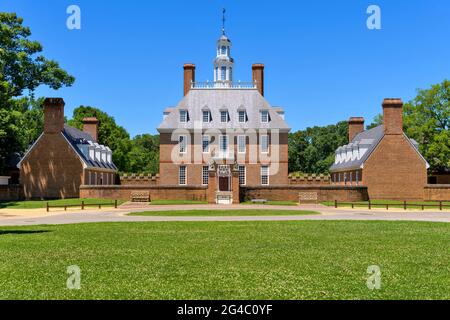 Governor's Palace - EINE vollständige Vorderansicht des Governor's Palace, der Heimat der Royal Governors und der ersten beiden gewählten Gouverneure von Virginia. Stockfoto