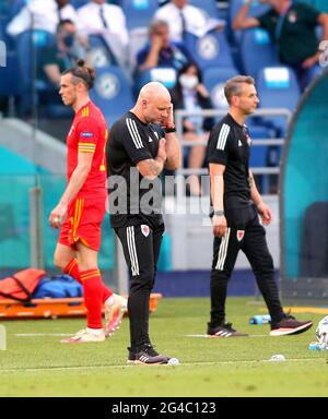 Rob Page, der Manager des walesischen Verwalters, erscheint niedergeschlagen, als Gareth Bale das Spielfeld verlässt, nachdem er während des UEFA Euro 2020 Group A-Spiels im Stadio Olimpico in Rom ersetzt wurde. Bilddatum: Sonntag, 20. Juni 2021. Stockfoto