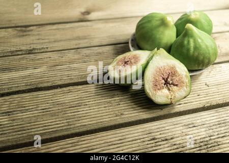 Weiße Feigen auf Holztisch Stockfoto