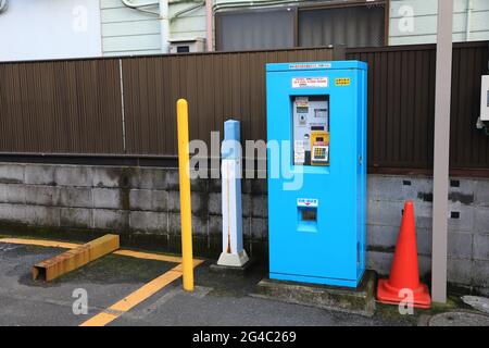 KAMAKURA, JAPAN - MAI 2018 : Parkscheinautomat auf dem Parkplatz in der Nähe des Kotoku-in-Tempels. Stockfoto