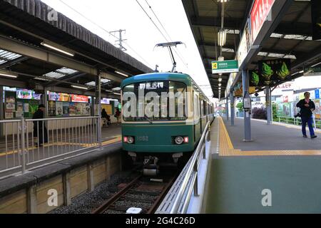 KAMAKURA, JAPAN - MAI 2018 : lokaler Zug Enoshima Dentetsu Line ( Enoden ) kommt, wenn Menschen warten auf Transport, Japan Stockfoto