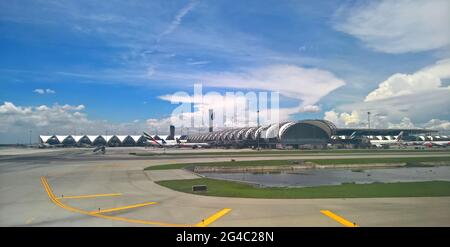 BANGKOK THAILAND - MAI 2018 : Blick auf den Suvarnabhumi Airport, Parkplatz am Passagiertor. Stockfoto