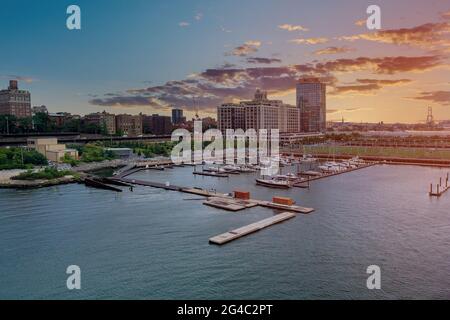 Luftaufnahme über kleinen Yachthafen auf einem Hafenbecken im kleinen Hafen, Luftaufnahme Stockfoto
