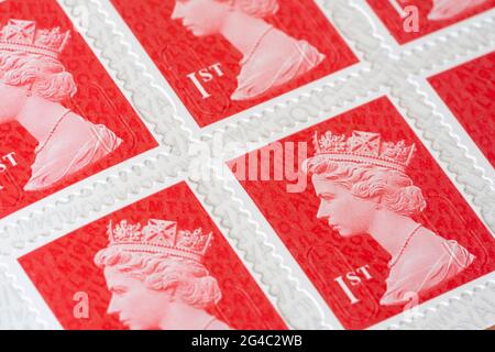 Scharlachrote Makroaufnahmen von Royal Mail erstklassige Briefmarken für Porto mit einem Bild des Kopfes von Königin Elizabeth II., große Schärfentiefe. VEREINIGTES KÖNIGREICH Stockfoto