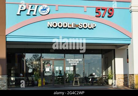 Houston, Texas USA 06-03-2021: Pho Noodle Soup Building exterior in Houston, TX. Zwangloses Essen, vietnamesisches Restaurant. Stockfoto