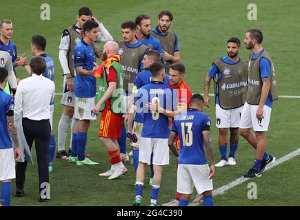 Rom, Italien, 20. Juni 2021. Aaron Ramsey aus Wales umarmt den italienischen Jorgingho während des UEFA-Europameisterschaftsspiel im Stadio Olimpico, Rom. Bildnachweis sollte lauten: Jonathan Moscrop / Sportimage Stockfoto