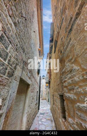 Schmale Straße in der Altstadt von Kotor, Montenegro Stockfoto