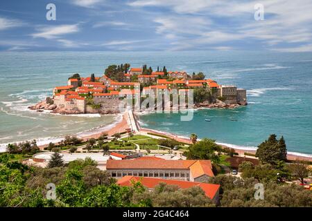 Halbinsel Sveti Stefan an der Adria in Budva, Montenegro Stockfoto