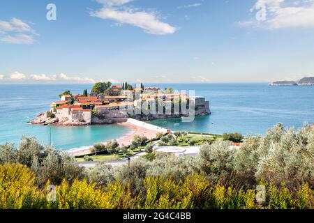 Halbinsel Sveti Stefan an der Adria in Budva, Montenegro Stockfoto