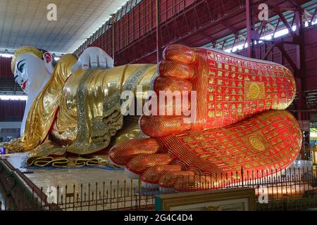 Reclining Buddha als Kyaukhtatgyi im Tempel bekannt, in Yangon, Myanmar Stockfoto