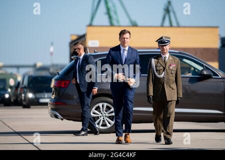 Der tschechische Minister Jan Havranek wird während eines Treffens der Verteidigungsminister der Visegrad-Gruppe in Gdynia gesehen.während des Treffens werden die Verteidigungsminister die Zusammenarbeit der V4 während der polnischen Präsidentschaft der Visegrad-Gruppe zusammenfassen, die seit dem 30. Juni 2020 läuft. Sie werden über die Fortschritte bei gemeinsam durchgeführten Verteidigungsprojekten diskutieren, darunter die Vorbereitungen für die EU-Kampfgruppe Visegrad für den Dienst im Jahr 2023, die Arbeit an der Zertifizierung der V4 Joint Logistics Support Group und die Zusammenarbeit im Bereich der Munitionsbeschaffung. Stockfoto