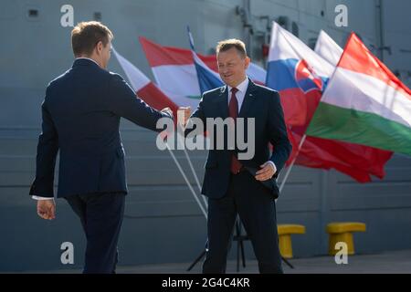 Der tschechische Minister Jan Havranek und der polnische Verteidigungsminister Mariusz Blaszczak werden während eines Treffens der Verteidigungsminister der Visegrad-Gruppe in Gdynia gesehen.während des Treffens werden die Verteidigungsminister die Zusammenarbeit der V4 während der polnischen Präsidentschaft der Visegrad-Gruppe zusammenfassen, Die seit dem 30. Juni 2020 läuft. Sie werden über die Fortschritte bei gemeinsam durchgeführten Verteidigungsprojekten diskutieren, einschließlich der Vorbereitungen für die EU-Kampfgruppe Visegrad für den Dienst im Jahr 2023, der Arbeit an der Zertifizierung der V4 Joint Logistics Support Group und der Zusammenarbeit im Bereich der Munitionsproku Stockfoto