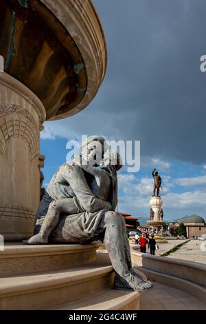 Baby Alexander der große in den Armen seiner Mutter Olympias mit der Statue seines Vaters König Phillip im Hintergrund, Skopje, Nordmakedonien Stockfoto