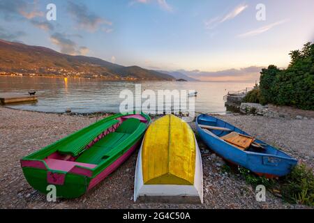Farbenfrohe Boote am Ufer des Ohrid-Sees in Ohrid, Nordmakedonien Stockfoto