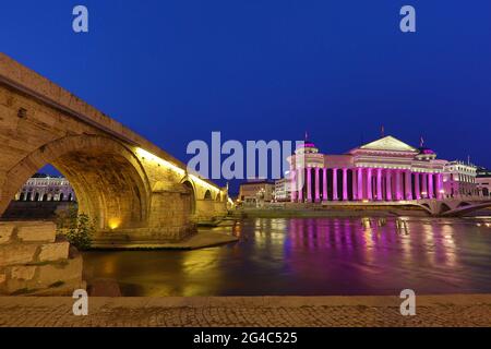 Historische Steinbrücke und Archäologisches Museumsgebäude am Fluss Vardar in Skopje, Nord-Mazedonien Stockfoto