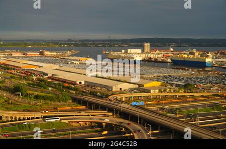 NEWARK, NJ -12 JUN 2021- Luftansicht von roro Roll-on/Roll-off-Schiffen mit Automobilen, die am Port Newark Elizabeth in New Jersey, United Sta, angedockt sind Stockfoto