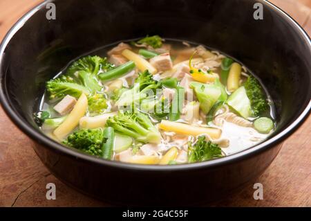 Eine Aufnahme aus einem hohen Winkel von hausgemachtem Hähnchenfleisch aus der Region mit frischem Gemüse aus der Farm und Ramen-Nudeln Stockfoto