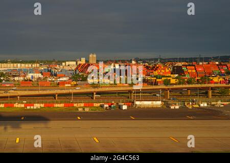 NEWARK, NJ -12 JUN 2021- Luftaufnahme von farbenfrohen Schiffscontainern, die auf den Docks am Port Newark Elizabeth in New Jersey, USA, gestapelt sind. Stockfoto