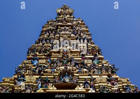 Dekoration über dem Turm des Hindu-Tempels Sri Muthumariamman Kovil in Matale, Sri Lanka Stockfoto