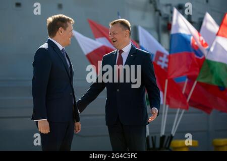 Der tschechische Minister Jan Havranek und der polnische Verteidigungsminister Mariusz Blaszczak werden während eines Treffens der Verteidigungsminister der Visegrad-Gruppe in Gdynia gesehen.während des Treffens werden die Verteidigungsminister die Zusammenarbeit der V4 während der polnischen Präsidentschaft der Visegrad-Gruppe zusammenfassen, Die seit dem 30. Juni 2020 läuft. Sie werden über die Fortschritte bei gemeinsam durchgeführten Verteidigungsprojekten diskutieren, einschließlich der Vorbereitungen für die EU-Kampfgruppe Visegrad für den Dienst im Jahr 2023, der Arbeit an der Zertifizierung der V4 Joint Logistics Support Group und der Zusammenarbeit im Bereich der Munitionsproku Stockfoto