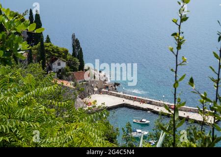 Kroatien, Trsteno - Steinpier des kleinen Hafens. Panoramablick auf die Adria vom Arboretum. Stockfoto
