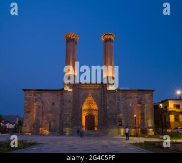 Double Minaret Madrasah ( türkisch; Çifte Minareli Medrese ) ist ein architektonisches Denkmal der späten Seldschuken-Zeit in der Stadt Erzurum, Türkei. Stockfoto