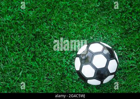 Fußball auf dem Spielfeld. Blick von oben. Fußball liegt auf grünem Gras. Nahaufnahme. Stockfoto