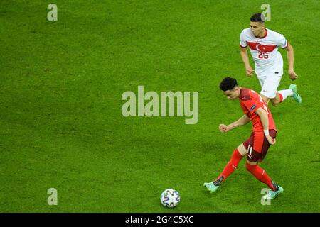 Vargas(11) aus der Schweiz kämpft während des UEFA Euro 2020 Championship Group A-Spiels zwischen der Schweiz und der Türkei am 20. Juni 2021 im Baku Olimpiya Stadion in Baku, Aserbaidschan, um den Ball mit Muldur(25) aus der Türkei. Stockfoto