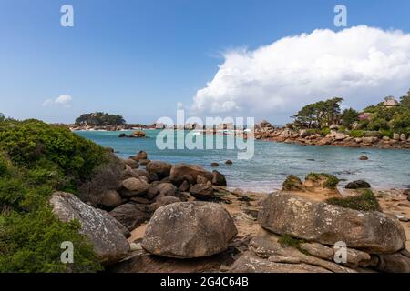 Granitfelsen in der Bucht von Ploumanach, Cotes d'Armor, Bretagne, Frankreich Stockfoto