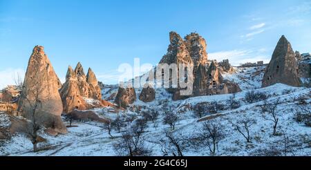 Vulkanische Felsformationen bei Uchisar unter Schnee, Kappadokien, Türkei Stockfoto