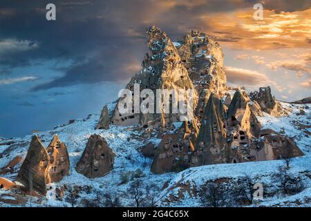 Vulkanische Felsformationen bei Uchisar unter Schnee, Kappadokien, Türkei Stockfoto