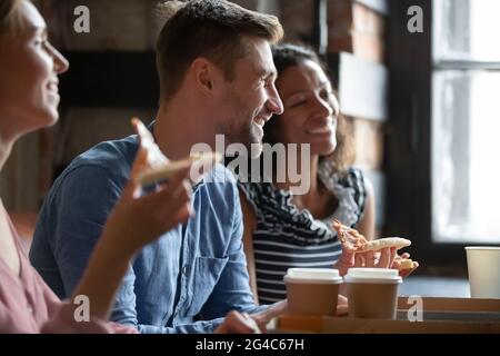 Glückliche junge gemischte Rennen besten Freunde kommunizieren im Café. Stockfoto