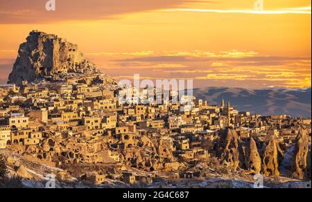 Stadt Uchisar bei Sonnenaufgang, Kappadokien, Türkei Stockfoto