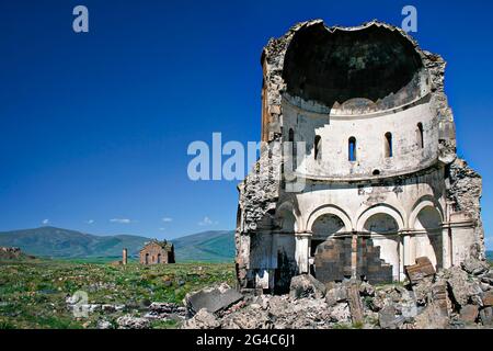 Kirche des Erlösers auch als Kirche des Heiligen Prktch in den Ruinen der alten Hauptstadt von Bagradit armenischen Königreich, Ani, in Kars, Türkei bekannt. Stockfoto