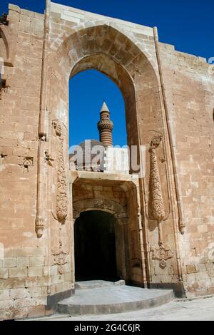 Monumentales Tor des historischen Ishak Pasha Palastes in Dogubeyazit, Türkei Stockfoto