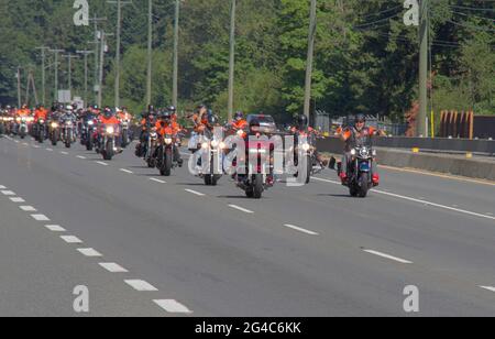 Mehr als 100 nehmen an einer Motorrad-Gedenkfahrt 06/20/2021 auf Vancouver Island für 215 indigene Kinder Teil, die in nicht markierten Gräbern in BC, Can, gefunden wurden. Stockfoto