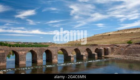 Alte Bogenbrücke, bekannt als Ongozlu-Brücke, über den Fluss Tigris, Diyarbakir, Türkei. Stockfoto