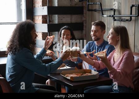 Fröhliche junge, vielfältige und beste Freunde, die am Wochenende Spaß haben. Stockfoto