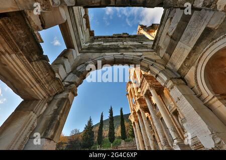 Celsus Bibliothek durch Bögen in den römischen Ruinen von Ephesus in der Türkei Stockfoto