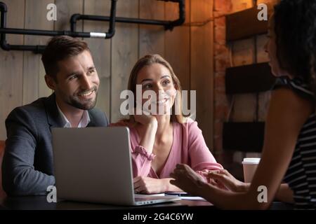 Glücklich aufgeregt junge Familie Paar treffen Immobilienmakler. Stockfoto