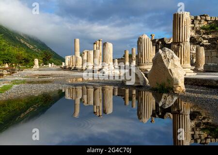 Römische Säulen und ihre Reflexion in der Pfütze, in den Ruinen von Ephesus, Selcuk, Izmir, Türkei Stockfoto