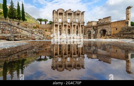 Reflexionen in der Pfütze der Celsus-Bibliothek in den römischen Ruinen von Ephesus in der Türkei Stockfoto