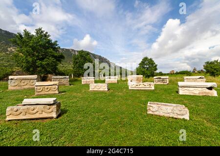 Marmor-Sarkophage in der Nekropole von Ephesus, Türkei Stockfoto