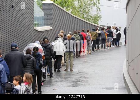 London, Großbritannien. Juni 2021. Menschen, die Schlange stehen, um die erste Dosis des Pfizer Covid-19-Impfstoffes zu erhalten, die Erwachsenen über 18 Jahren im Tottenham Hotspur Stadium angeboten wird, da die Hauptstadt am Sunder-Sonntag 100,000 Dosen verabreichen will. Kredit: SOPA Images Limited/Alamy Live Nachrichten